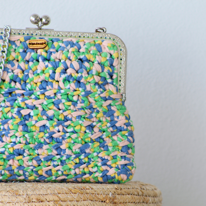 Clutch casual de mano con cierre plateado