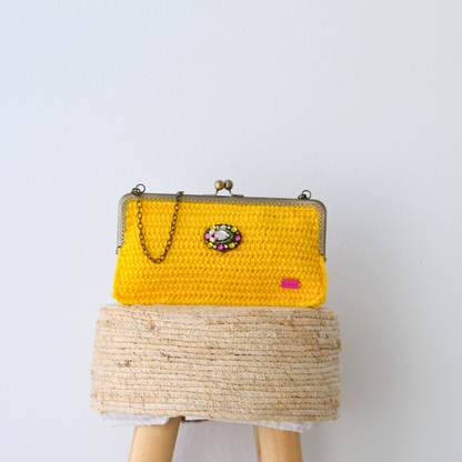 Clutch de mano con broche