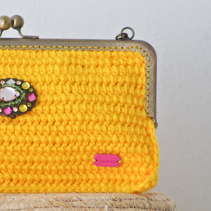 Clutch de mano con broche