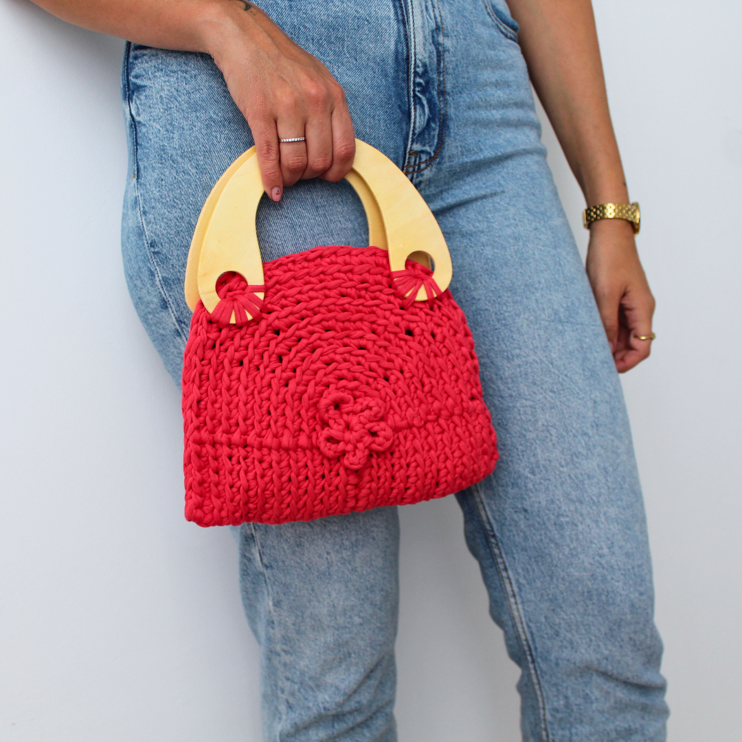 Bolso de trapillo con asas de madera