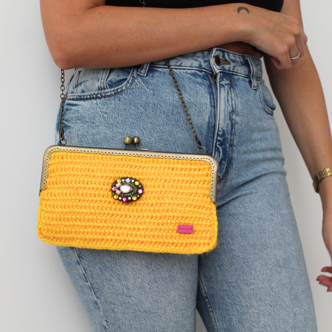 Clutch with clasp