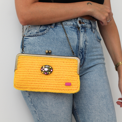 Clutch de mano con broche