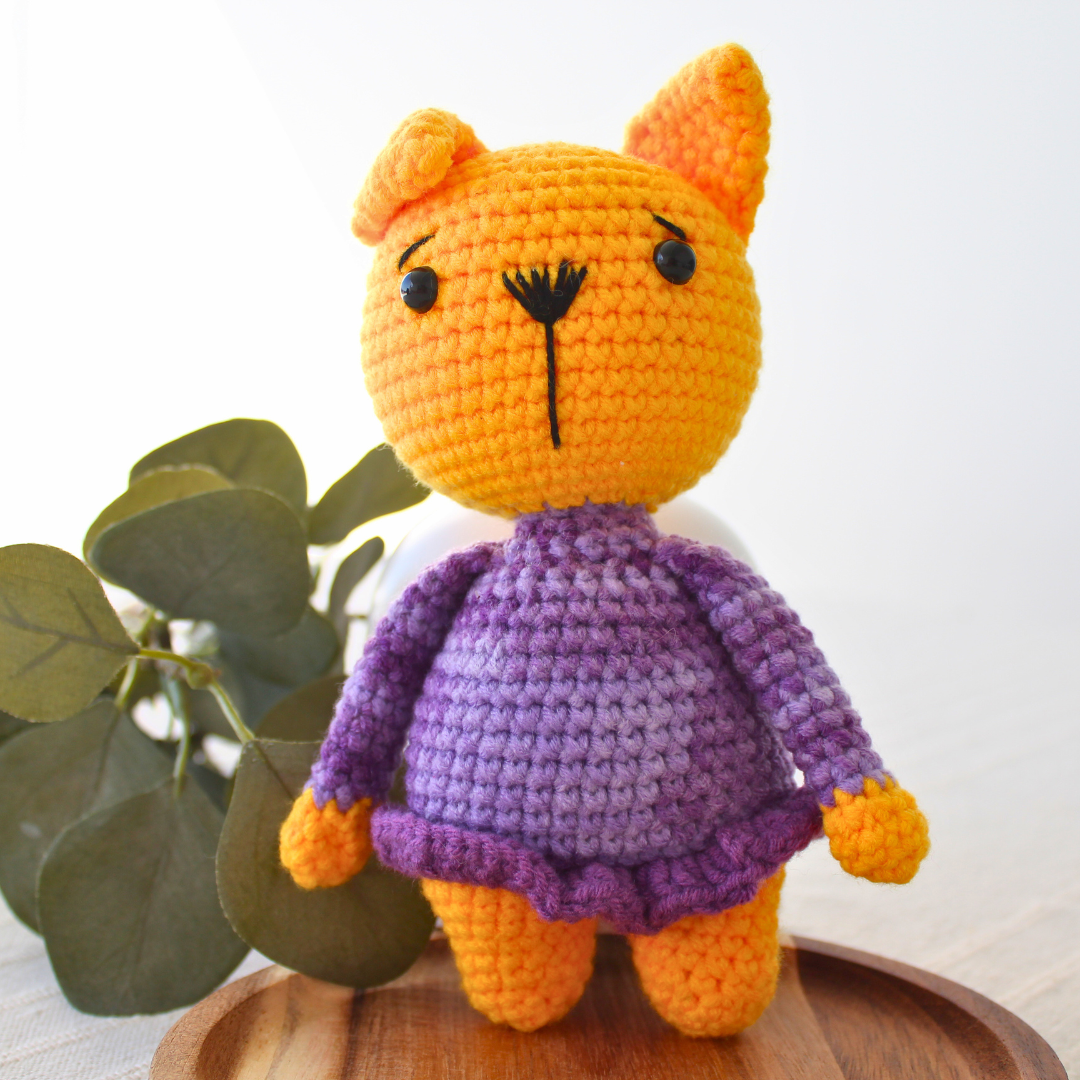 Peluche de amigurumi gata con vestido