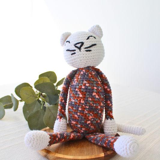 Peluche de amigurumi gato elegante