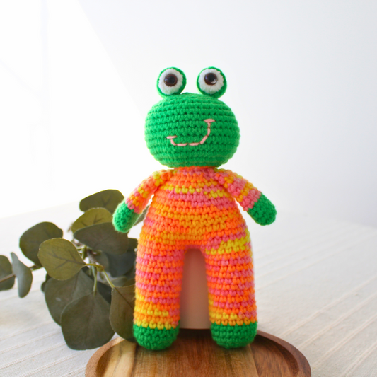 Peluche de amigurumi rana