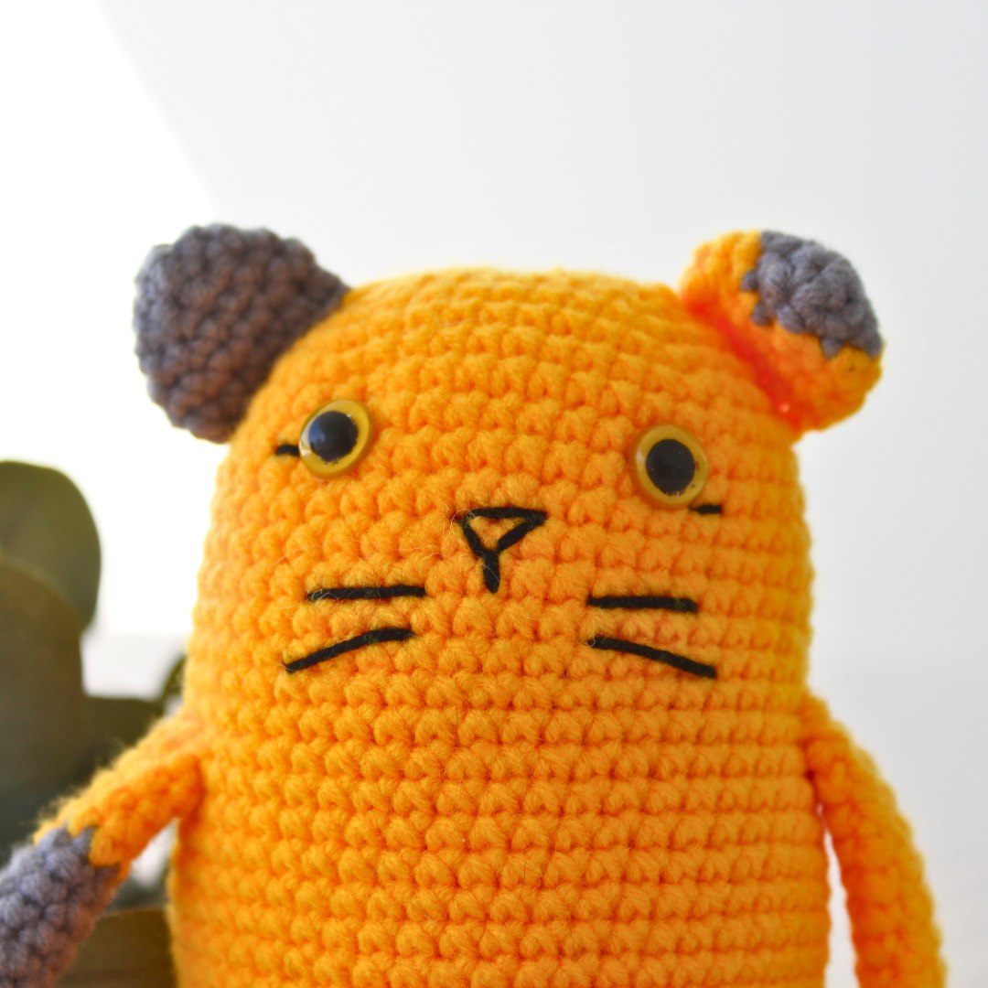 Peluche de amigurumi gato amarillo